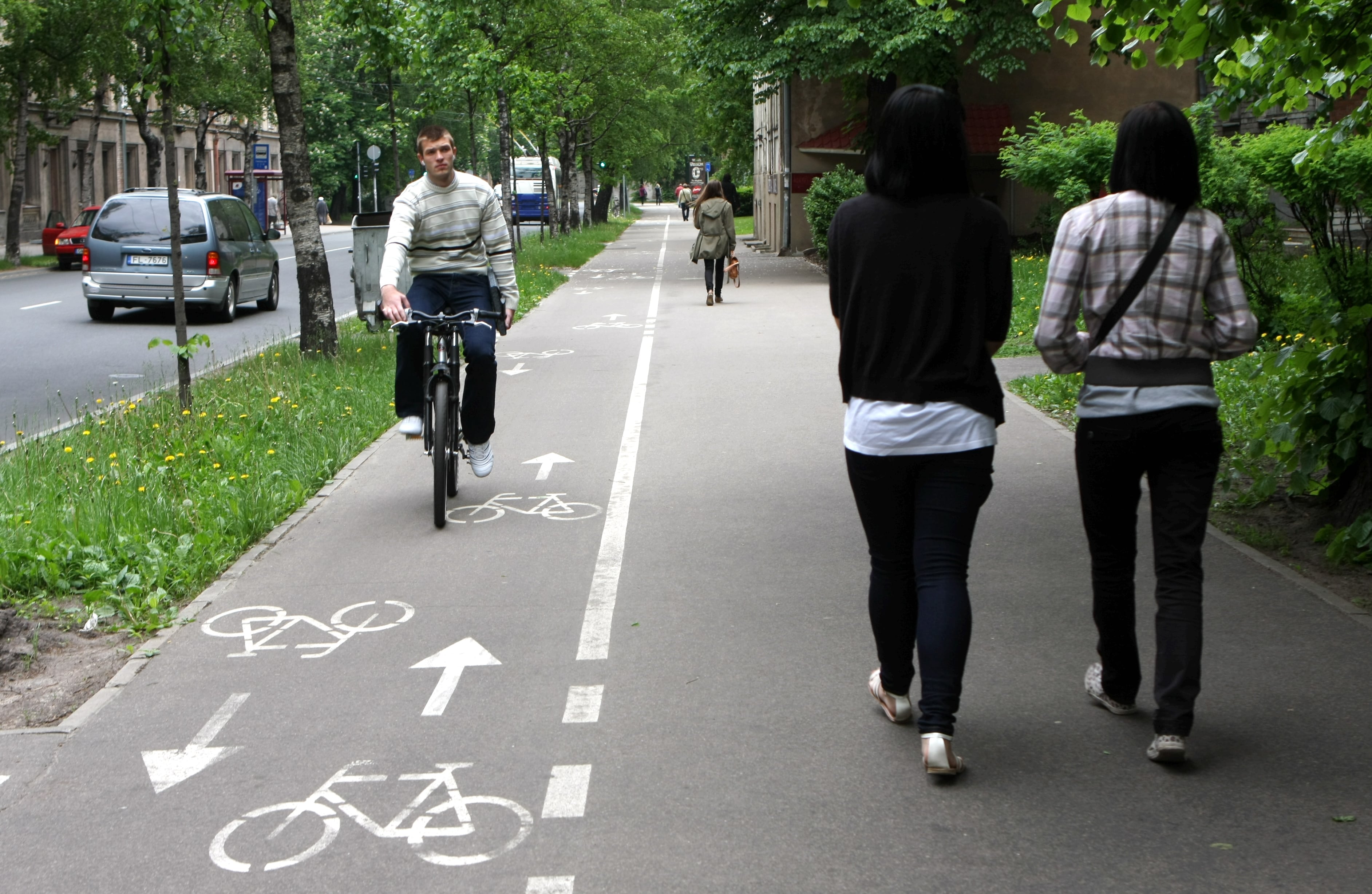 Велосипедная дорожка возраст. Пешеходная и велосипедная дорожка. Велосипедная дорожка на тротуаре. Дорожка для пешеходов. Движение по тротуару.
