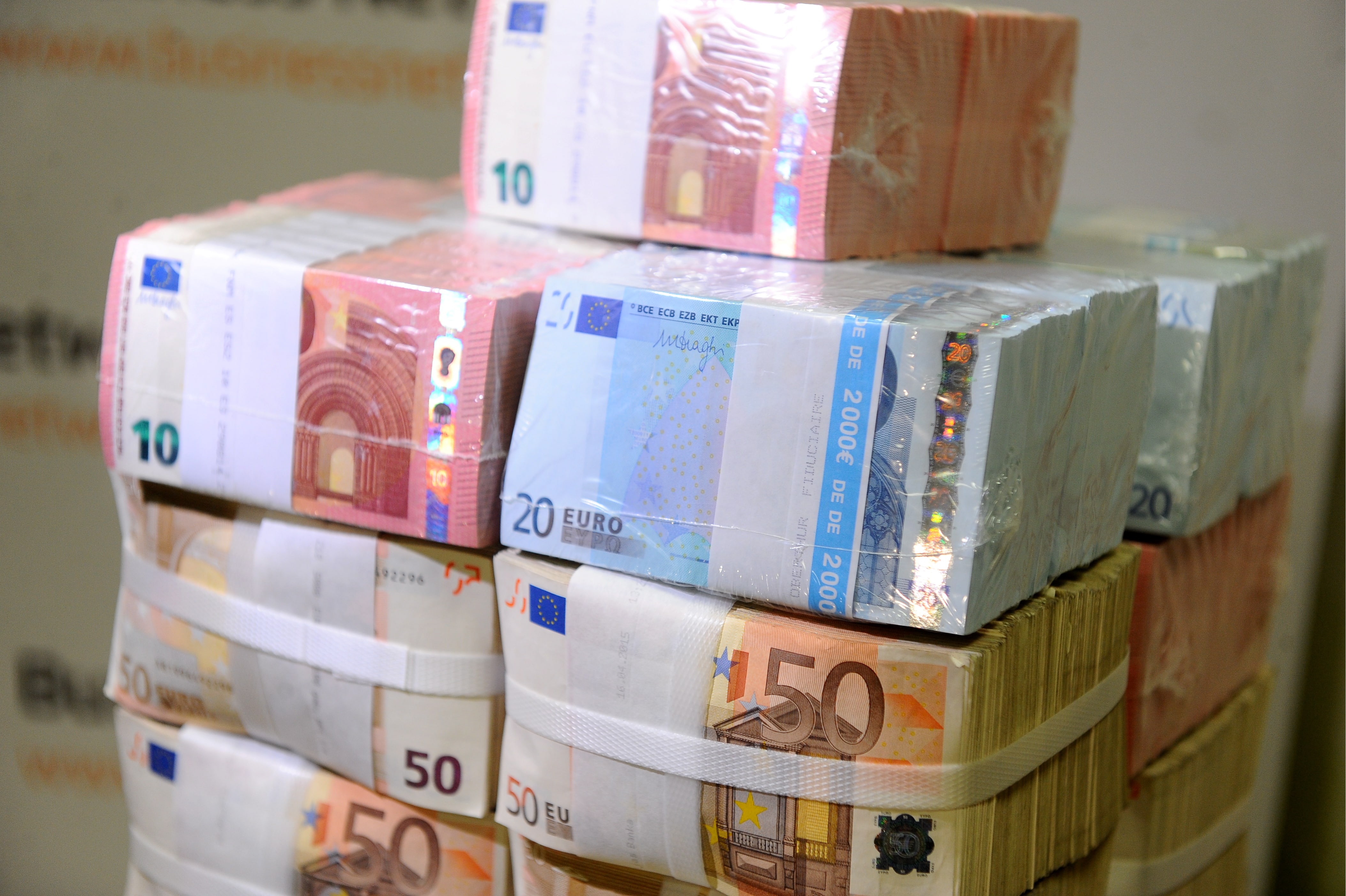 Много пачек денег крупными купюрами. Деньги евро. Миллиард евро. Пачки евро. Пачки денег евро.