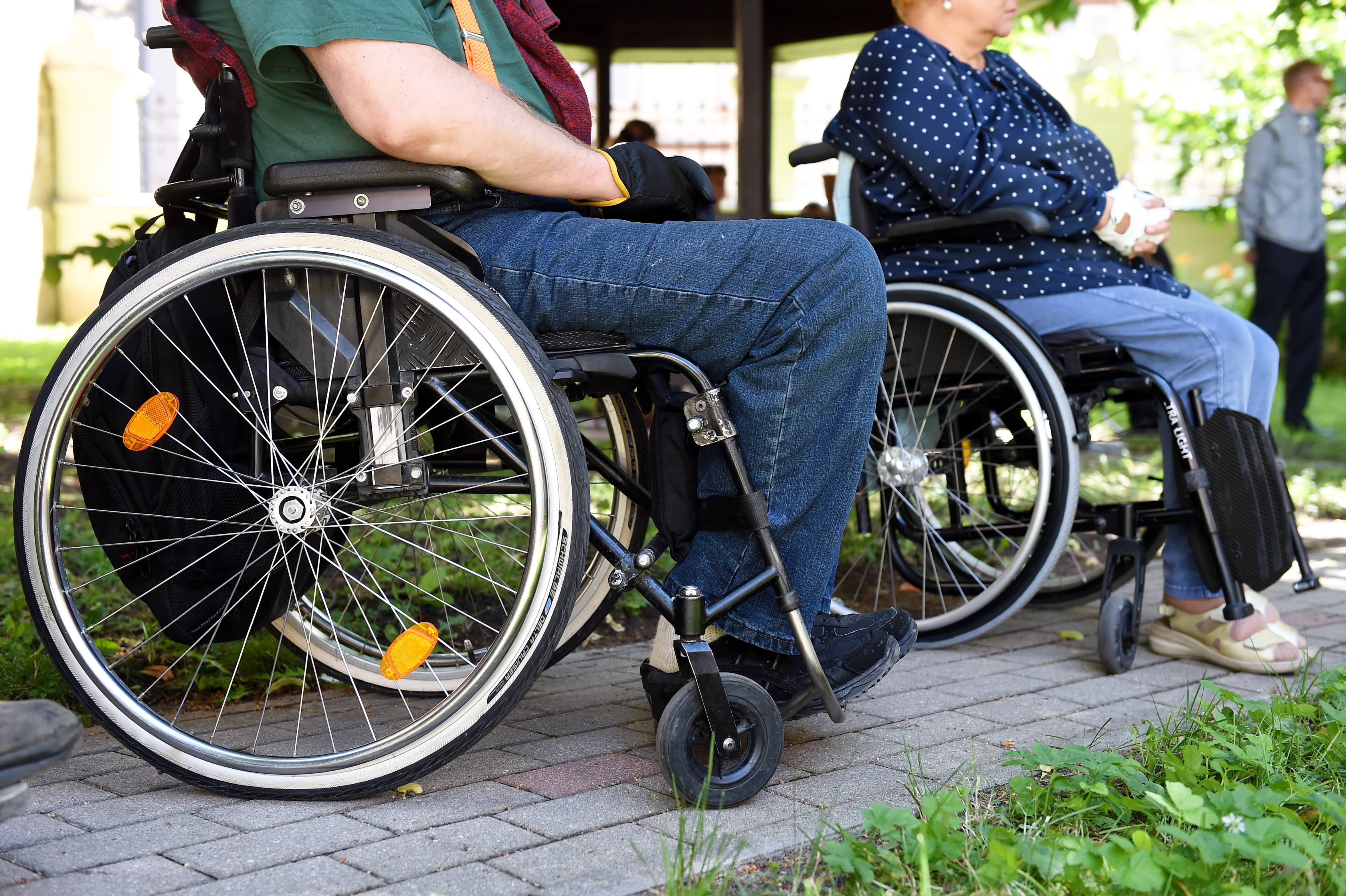 Инвалидность проблема общества. Инвалид. Люди с ограниченными возможностями. Инвалидность. Инвалиды с ограниченными возможностями.
