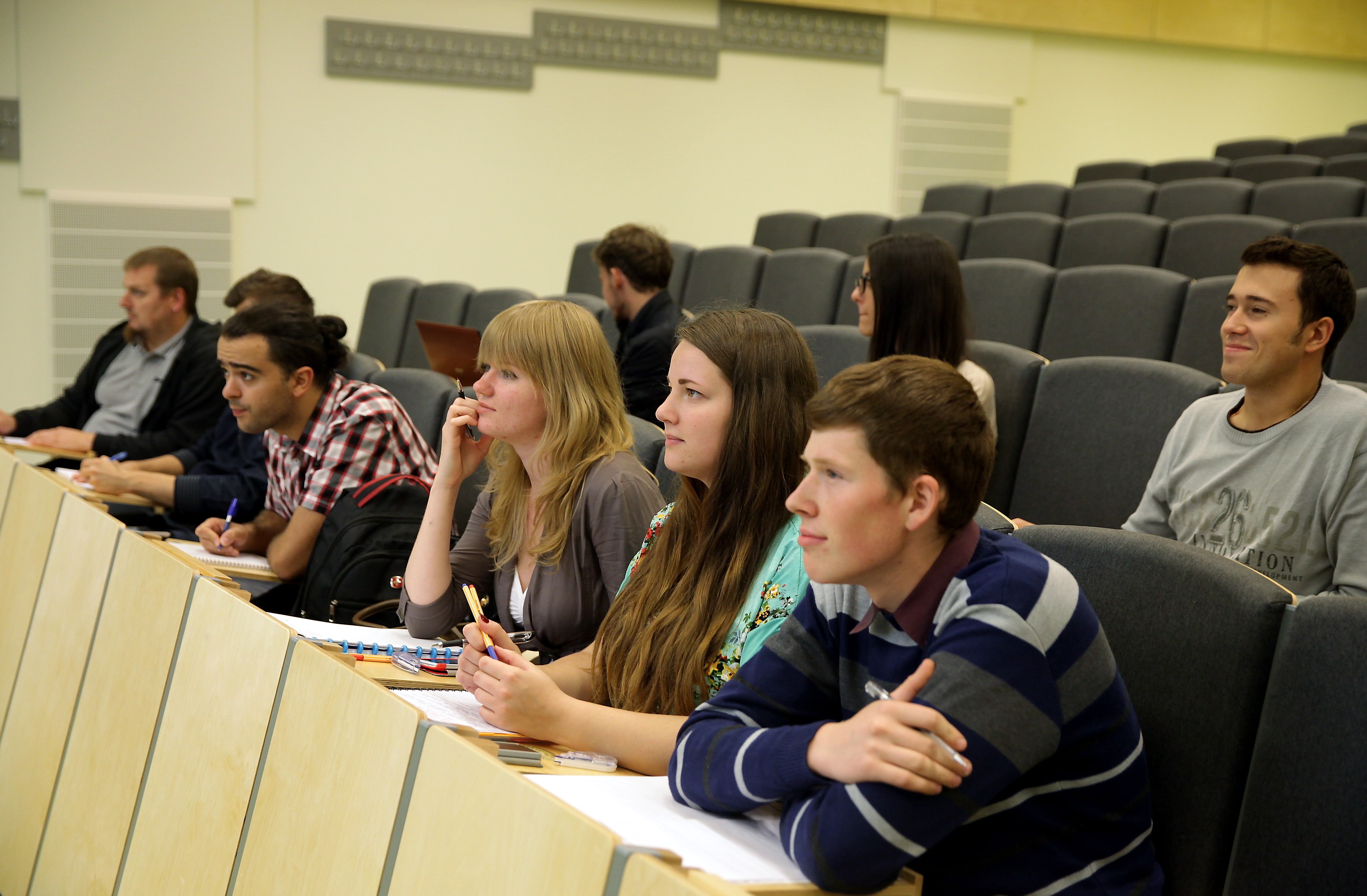 Зачем нужен вуз. Студенты в аудитории. Вузы Латвии. Аудитория в университете со студентами. Университет Латвия студенты.